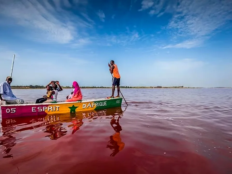 Pirogue sur le Lac Rose au Sénégal